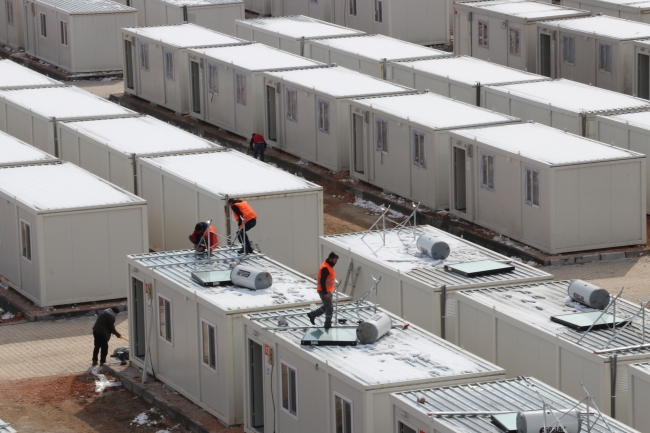 Depremzedelerin yaralarının sarılması için hummalı çalışma