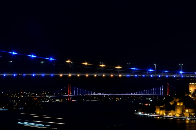 İstanbul ve Ankara Kosova bayrağı renklerine büründü