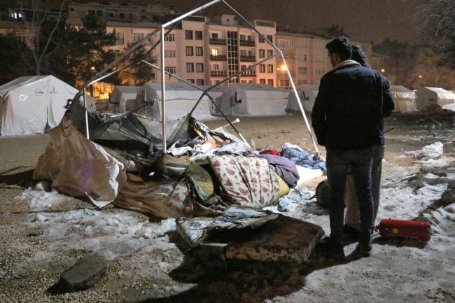 Elazığ'da depremzede çadırında yangın