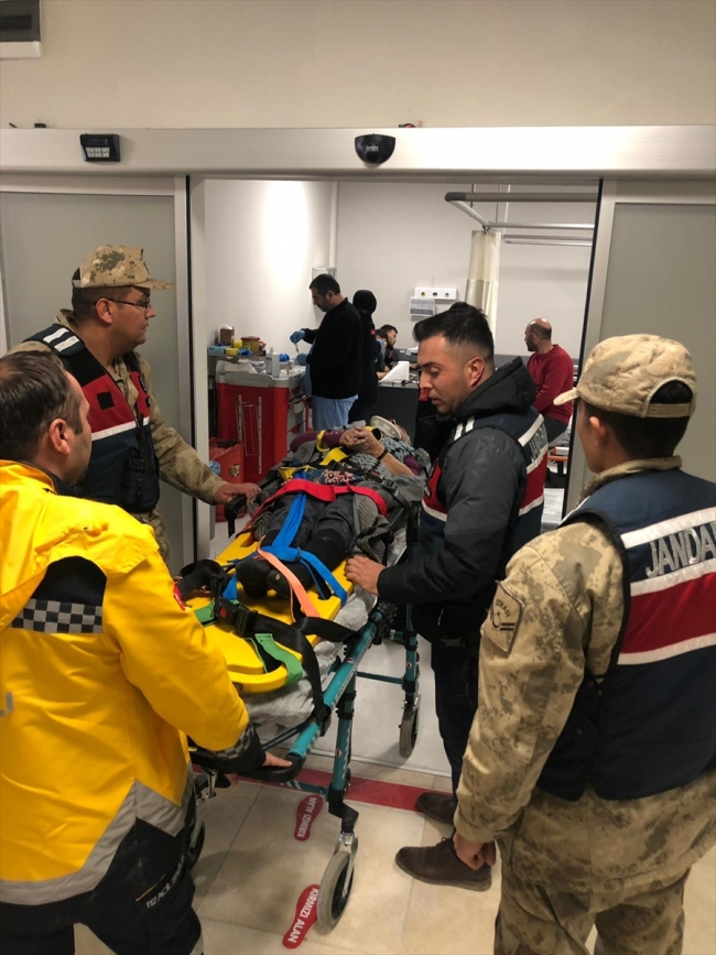 Kayalıklara düşerek yaralanan yaşlı kadını Mehmetçik kurtardı