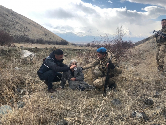 Kayalıklara düşerek yaralanan yaşlı kadını Mehmetçik kurtardı