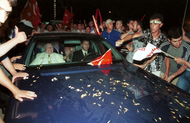 İzmir, 15 Temmuz 2001 - Fotoğraf: AA