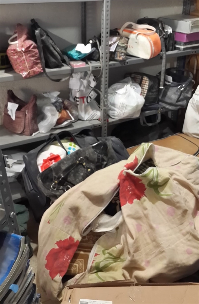 Deprem enkazında bulunan pek çok değerli eşya sahiplerine teslim edildi   Fotoğraf: AA