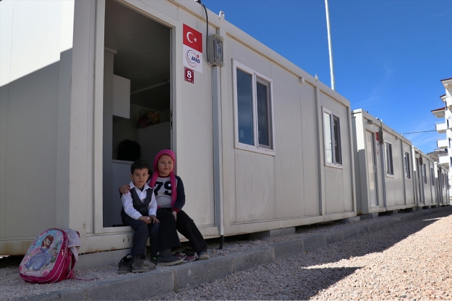 Depremzedeler için inşa edilen konteyner kentte yaşam başladı