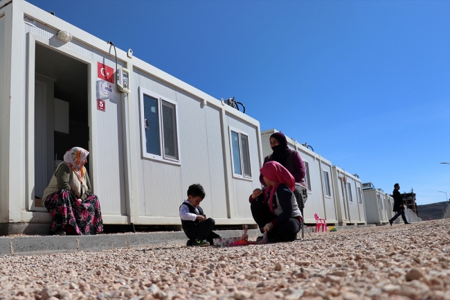 Depremzedeler için inşa edilen konteyner kentte yaşam başladı