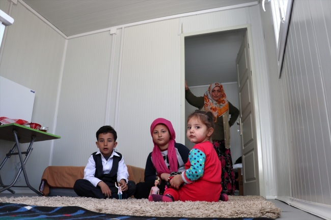 Depremzedeler için inşa edilen konteyner kentte yaşam başladı