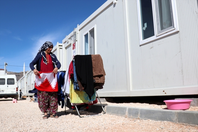 Depremzedeler için inşa edilen konteyner kentte yaşam başladı