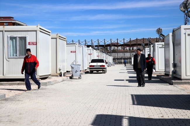 Depremzedeler için inşa edilen konteyner kentte yaşam başladı