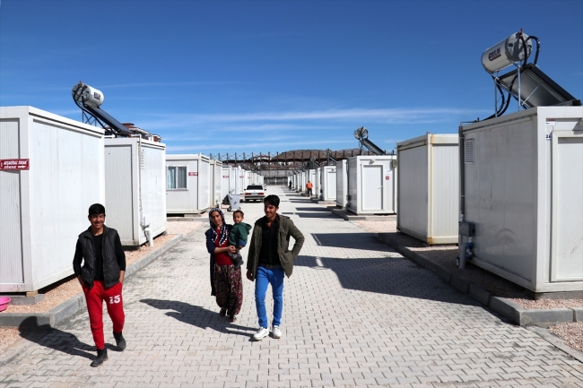 Depremzedeler için inşa edilen konteyner kentte yaşam başladı