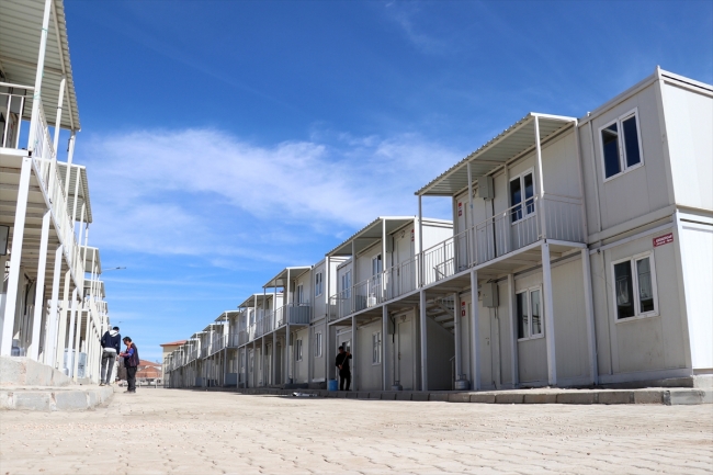 Depremzedeler için inşa edilen konteyner kentte yaşam başladı