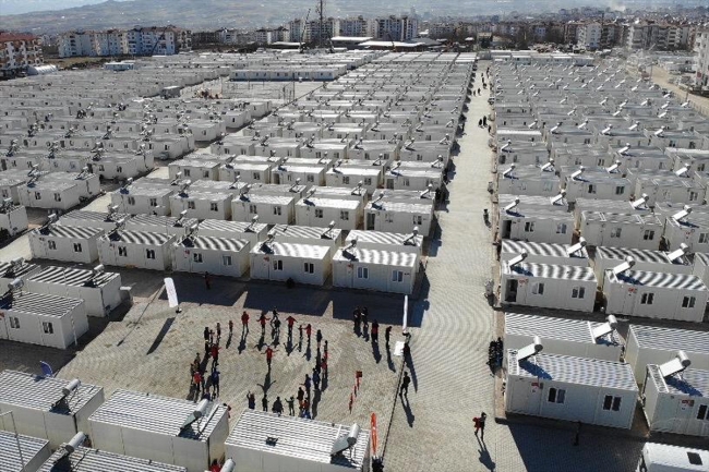 Depremzedeler için inşa edilen konteyner kentte yaşam başladı