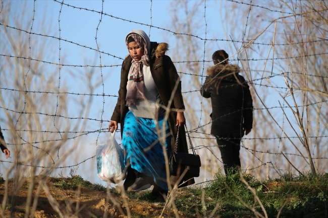 Düzensiz göçmenler tel çitleri keserek Yunanistan'a geçti
