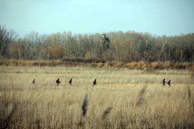 Düzensiz göçmenler tel çitleri keserek Yunanistan'a geçti
