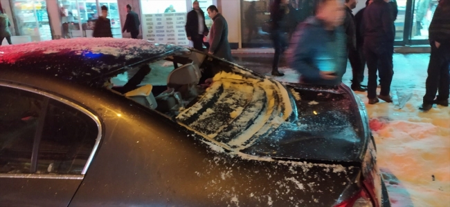 Çatıdan düşen kar kütlesi 3 araca zarar verdi