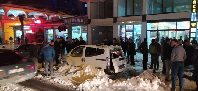 Çatıdan düşen kar kütlesi 3 araca zarar verdi