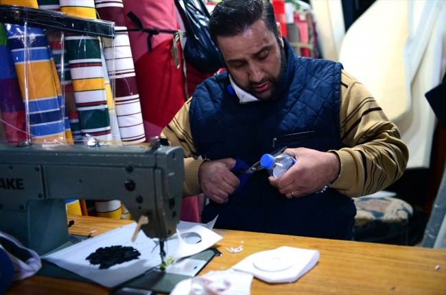 Iraklı esnaf karaborsaya düşen tıbbi maskeleri kendi üretiyor