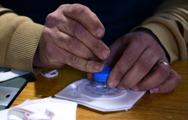 Iraklı esnaf karaborsaya düşen tıbbi maskeleri kendi üretiyor