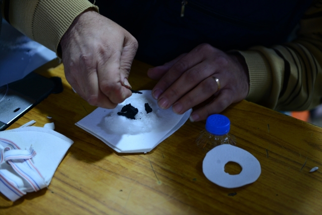 Iraklı esnaf karaborsaya düşen tıbbi maskeleri kendi üretiyor