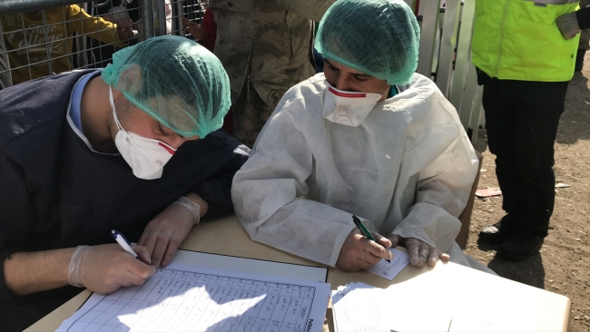 Sığınmacı çocuklara aşı yapılıyor