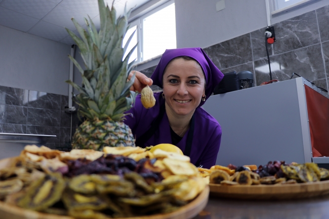 Bahçede kuruttuğu meyveler 30 kadına geçim kaynağı oldu