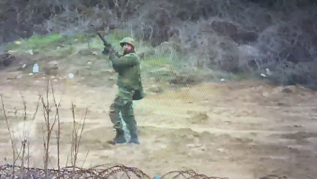 Yunan askerleri yerleşim yerlerini hedef alarak ateş ediyor. Fotoğraf: AA