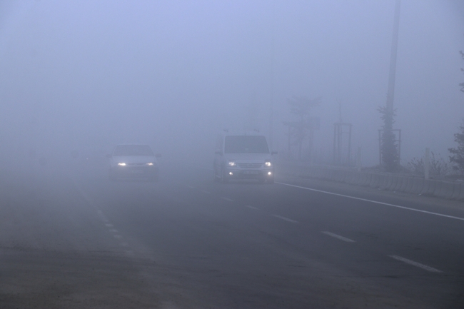 Görüş mesafesinin düştüğü kentte sürücüler ilerlemekte zor anlar yaşadı Fotoğraf: AA