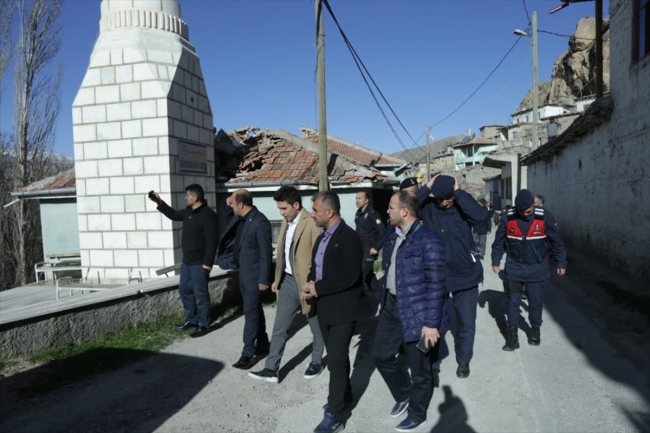 Konya'da fırtına: Ağaçlar devrildi, çatılar uçtu