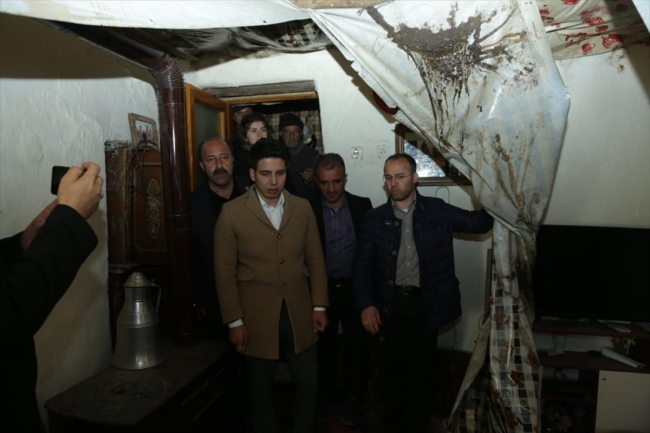 Konya'da fırtına: Ağaçlar devrildi, çatılar uçtu