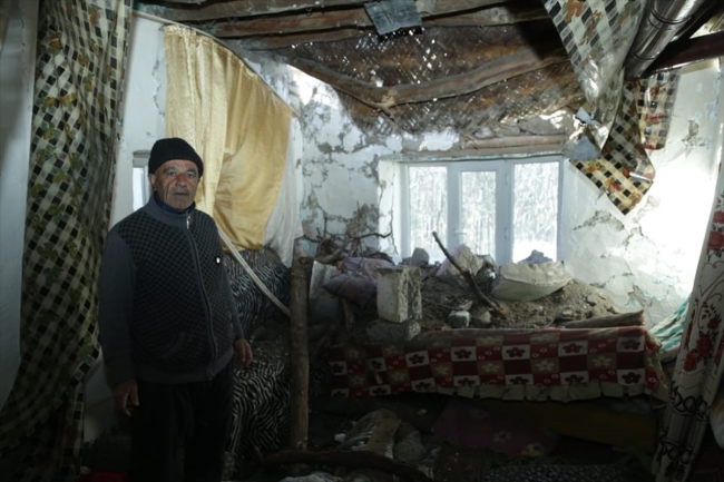 Konya'da fırtına: Ağaçlar devrildi, çatılar uçtu