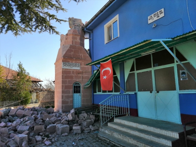 Konya'da fırtına: Ağaçlar devrildi, çatılar uçtu