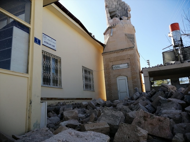 Konya'da fırtına: Ağaçlar devrildi, çatılar uçtu