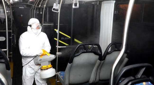 Ekipler, koronavirüse karşı otobüste dezenfekte işlemi yaptı - Fotoğraf: AA