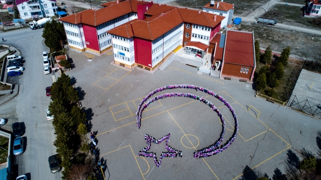 Sivaslı öğrencilerden ay yıldızlı koreografi