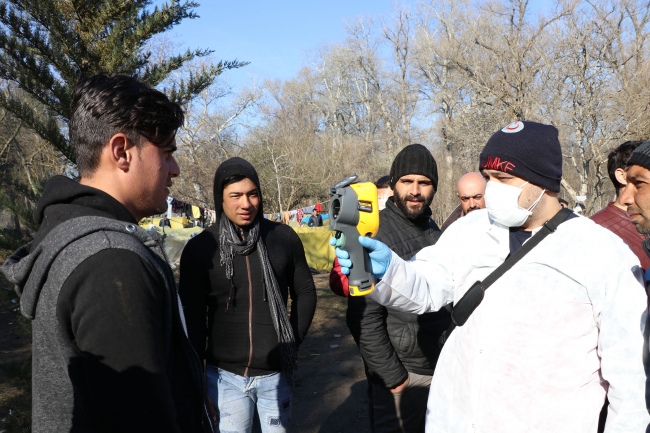 Yunanistan sınırındaki sığınmacılara koronavirüs taraması