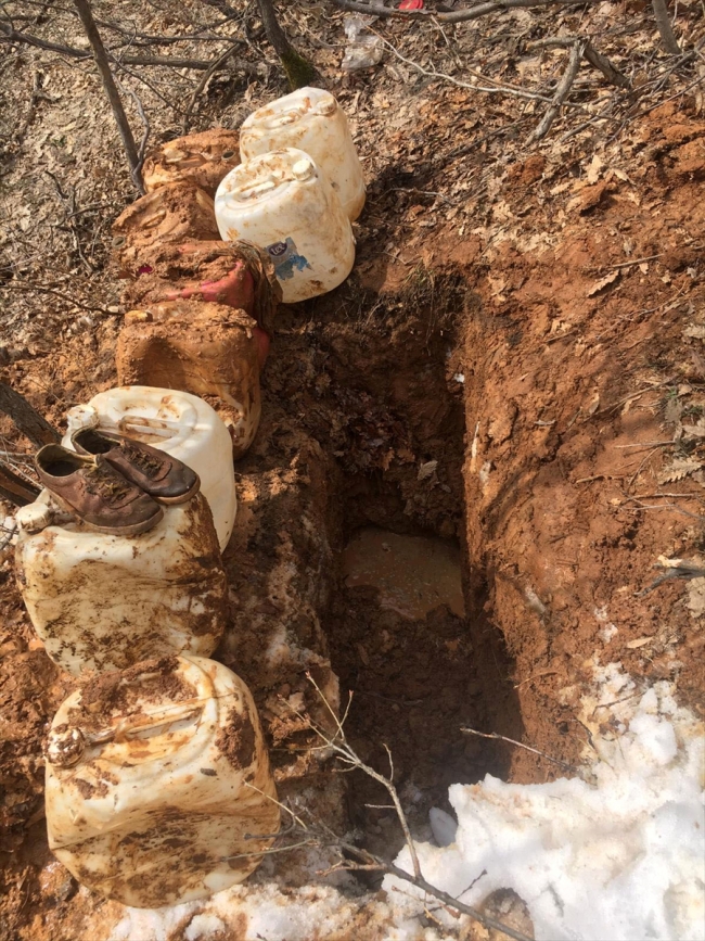 Bitlis'te PKK'lı teröristlere ait malzemeler imha edildi