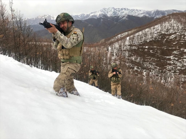 Bitlis'te PKK'lı teröristlere ait malzemeler imha edildi