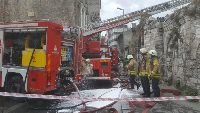 Fatih'te tarihi hamamın deposunda çıkan yangın söndürüldü