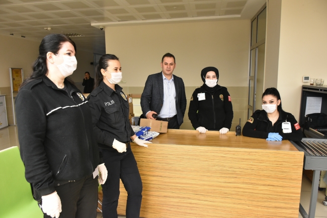 Adliye girişindeki personelin maske ve eldiven taktığı görüldü. Fotoğraf: AA