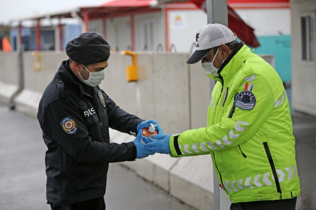 Adana polisinden maskeli eldivenli uygulama