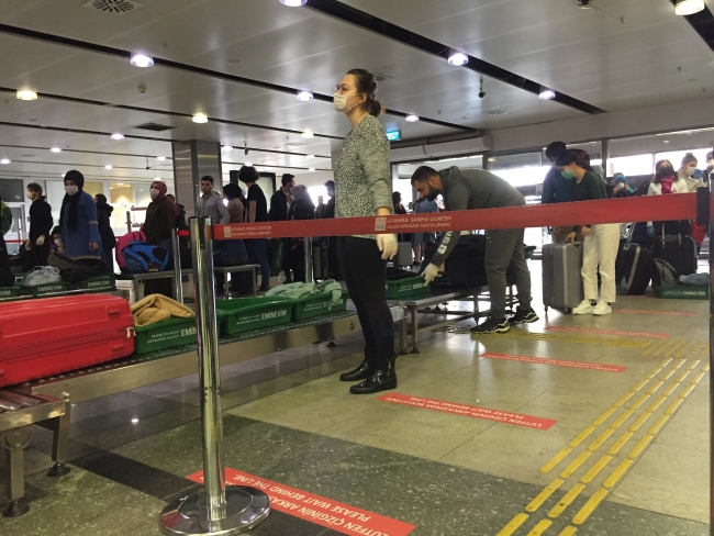 Sabiha Gökçen Havalimanı'nda kırmızı bantlı sosyal mesafe önlemi