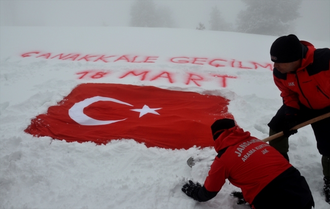 Kars JAK timleri Çanakkale şehitlerini zirvede andı