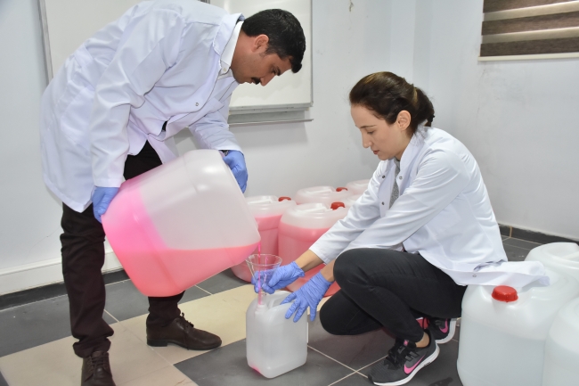 Akademisyen çift dezenfektan üretiyor