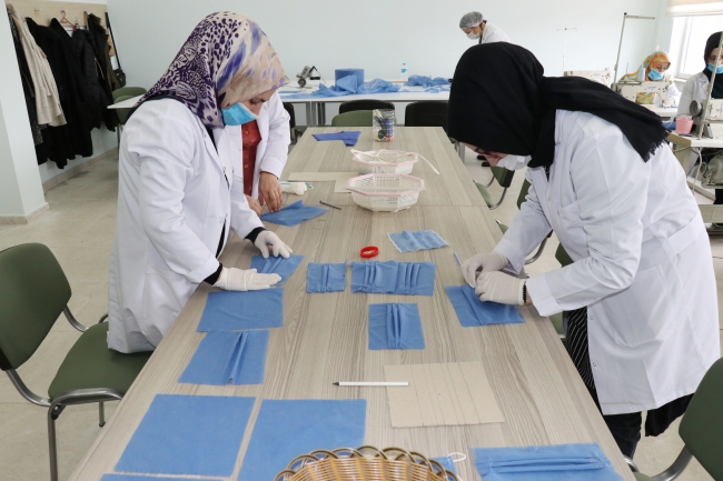 Sakarya'da öğretmen ve öğrenciler maske üretiyor