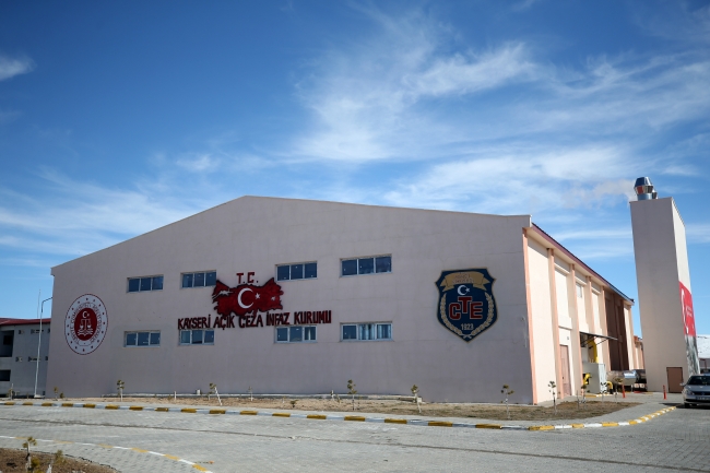 Cezaevlerinin ekmeğini hükümlüler üretiyor