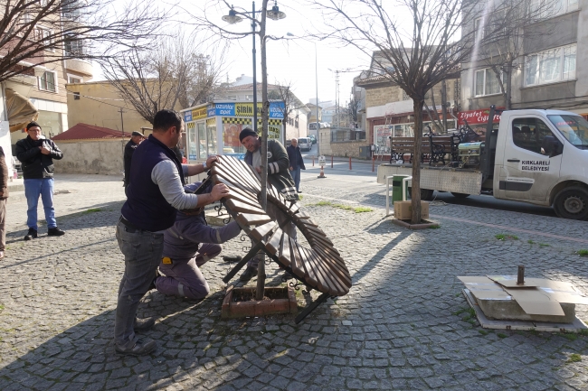 Kırklareli'nde koronavirüs nedeniyle sokaklardaki banklar kaldırıldı