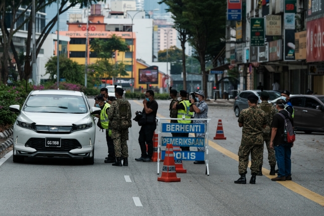 Malezya'da asker koronavirüs tedbirleri kapsamında sokağa indi