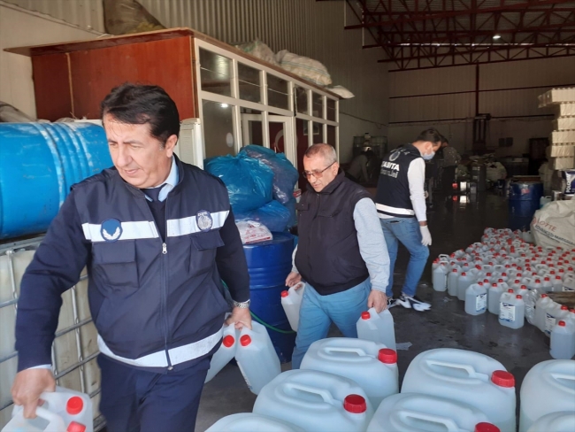 İzmir'de kaçak üretilen dezenfektan ve maskelere el konuldu