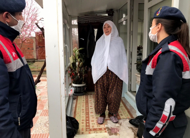 Edirne'de jandarma, yaşlıların market alışverişini yaptı