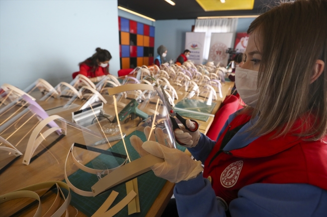 Gençlik merkezleri günlük 40 bin korumalı maske üretecek