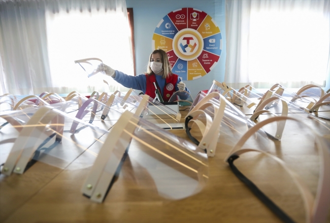 Gençlik merkezleri günlük 40 bin korumalı maske üretecek